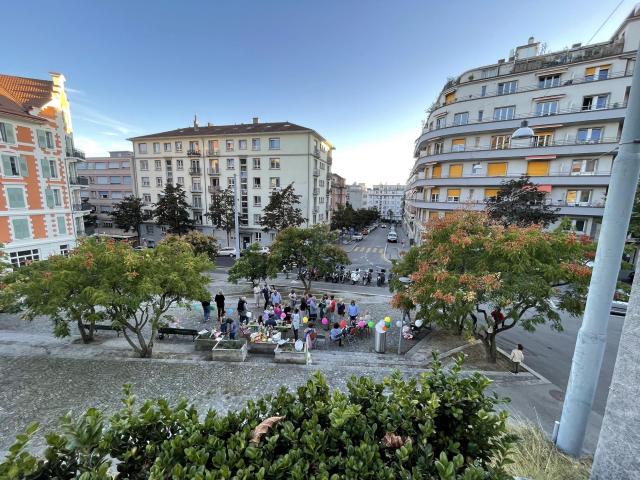 En ville, square et immeubles